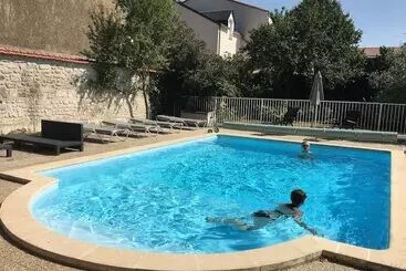 Bed and Breakfast La Villa Des Roses Gîte Chambres D Hôtes Piscine Chauffée