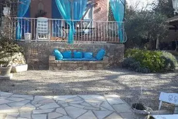 تختخواب و صبحانه L'abrialys