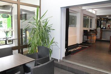 בית מלון כפרי La Hourquie Café