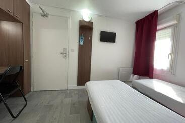 Hotell Kyriad Direct Val De Reuil