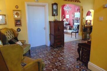 Aamiaismajoitus (B&B) Holywell House