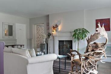 تختخواب و صبحانه The Old Rectory