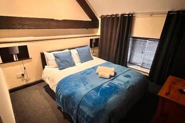 Отель The Old Bath Arms