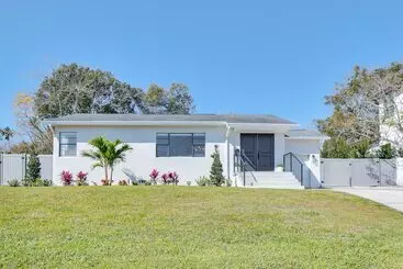 Mökkimajoitus Lakeland Retreat W/ Private Pool & Yard Games!