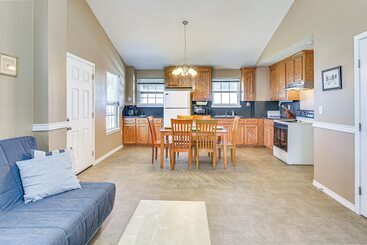 بيت ريفى Walk To Shore: Crystal Beach Home W/ Deck!