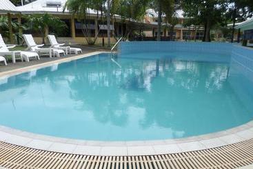 בית מלון כפרי Alotau International