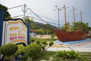 Hotel Anjungan Beach Resort