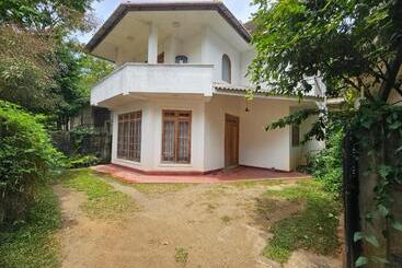 بنسيون Hill Treat