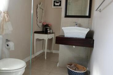 بنسيون Aquadel Accomodation