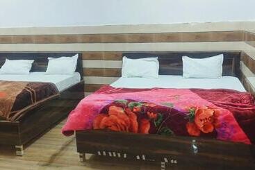 Pensiune K.d.dham Near Prem Mandir