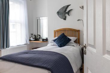 ベッドアンドブレックファースト West By Five