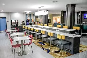 هتل Del Mar Airport Inn & Suites