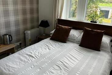 فندق صغير Rooms At The Bush