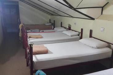 הוסטל Alora Budget Inn