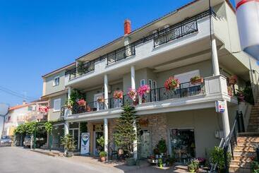 آپارتمان‌های توریست‌ها Lina Apartments