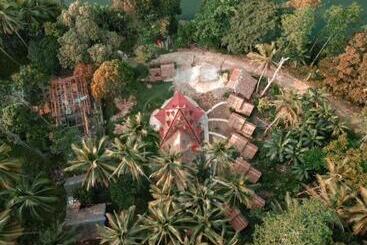 Hotel Nipa Hut Village