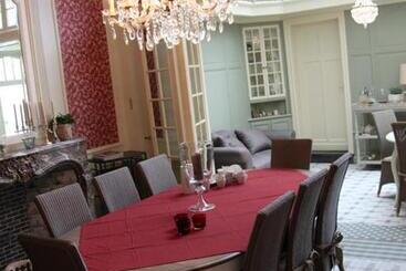 تختخواب و صبحانه La Porte Cochère