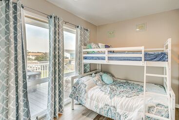 بيت ريفى Bright Kitty Hawk Home W/ Hot Tub, Walk To Beach!