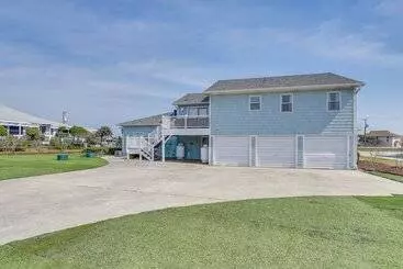 Mökkimajoitus Bright Kitty Hawk Home W/ Hot Tub, Walk To Beach!