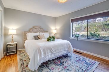 بيت ريفى Henderson Cabin W/ Deck & Scenic Lake Views!