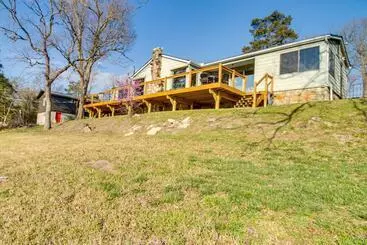 Mökkimajoitus Henderson Cabin W/ Deck & Scenic Lake Views!