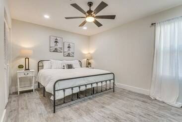 Dom wiejski Modern Pensacola Home ~ 6 Mi To Beach!