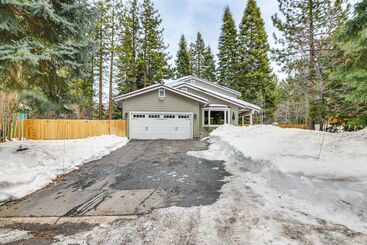 Hus på landet Serene Nevada Retreat W/ Deck, Grill & Hot Tub!