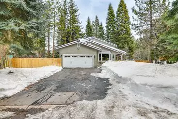 コテージ Serene Nevada Retreat W/ Deck, Grill & Hot Tub!