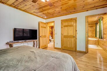 بيت ريفى Bryson City Cabin W/ Stunning Views & Hot Tub!