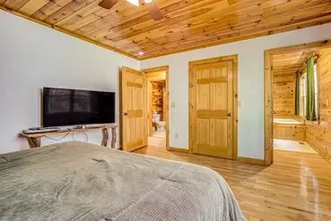 Mökkimajoitus Bryson City Cabin W/ Stunning Views & Hot Tub!