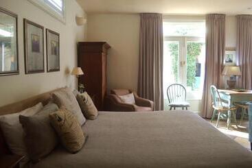 Athelney Cottage Bed And Breakfast