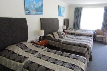 Hanging Rock Family Motel