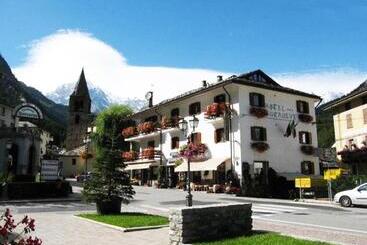 Hotel Bucaneve