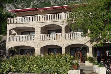 Turquoise Beachside Apartments