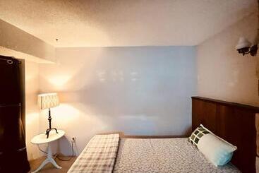 Pension Cozy Carpeted Private Shared Room With Fireplace