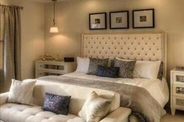 تختخواب و صبحانه Utulivu Palace