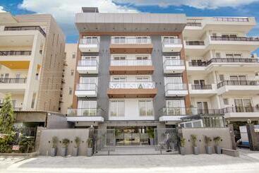 Hotel Saltstayz Sage   Near Golf Course Road