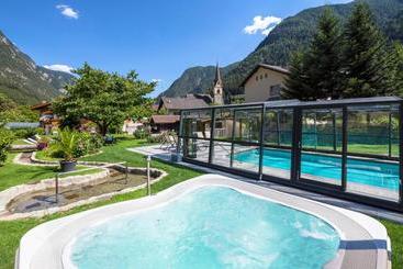 ホテル Zur Brücke   Your Home In Heart Of South Tyrol, With Brixencard And Free Parking
