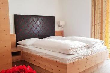 ホテル Zur Brücke Your Home In Heart Of South Tyrol, With Brixencard And Free Parking