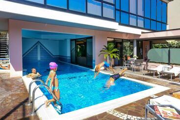 בית מלון כפרי Ambassador