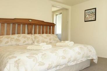 Hotel Lake Coleridge Lodge