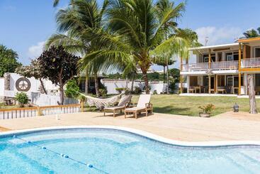 Hotelli Surfers Bay Resort