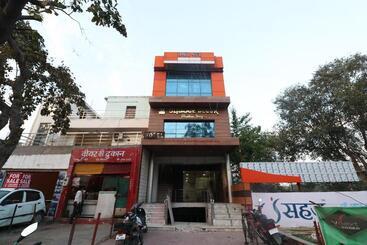 هتل Oyo Chaitenya Home Stay