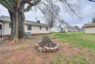 コテージ Cozy Charlotte Home W/ Fire Pit ~ 6 Mi To Uptown!