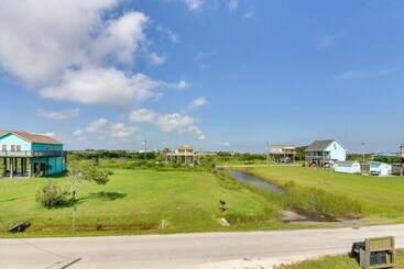 Landhus Family Retreat W/ Deck   Walk To Crystal Beach!