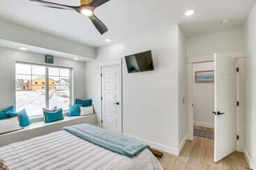 کلبه Modern & Spacious Garden City Home W/ Pool Access!