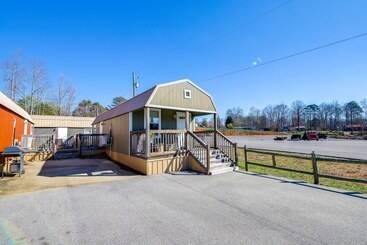 Hus på landet Charming Cabin Near Great Smoky Mountains!