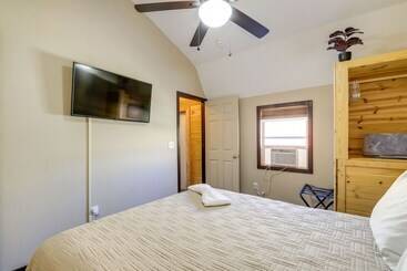 Сельский дом Charming Cabin Near Great Smoky Mountains!