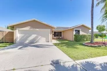 Mökkimajoitus Near Beaches: Pet Friendly Sunrise Escape W/ Patio