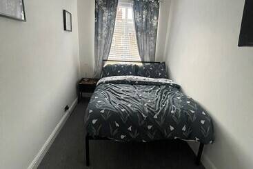 إقامة Impeccable 3 Bed House In York